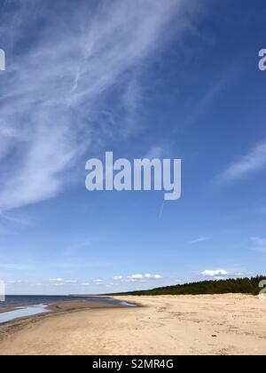 Belle plage de sable blanc de la mer Baltique en Lettonie Banque D'Images