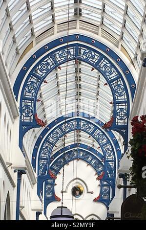 Toit décoratif de Thornton's 1878 Victorian city center shopping arcade dans Leeds, West Yorkshire, Angleterre. Banque D'Images