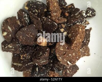 Petits morceaux de noix de coco cacao boules de protéines avec des cacahuètes. Collation énergétique vegan. Banque D'Images