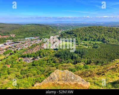 Vue de la montagne à travers des paysages et Garth Cardiff vers le canal de Bristol, mai. Banque D'Images
