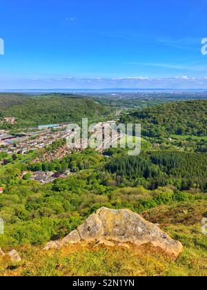 Vue vers Cardiff et le Canal de Bristol à partir de la montagne Garth sur une claire peut après-midi. Banque D'Images