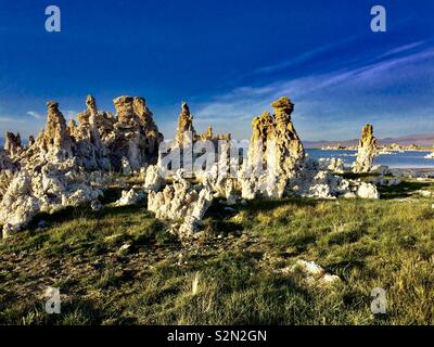 Tours de tuf au lac Mono, en Californie Banque D'Images