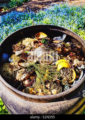 Jardin bac à compost avec les déchets de cuisine et de nourriture pourrie matière vue d'en haut Banque D'Images