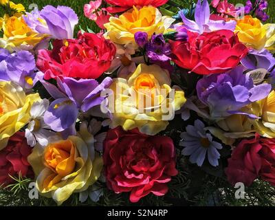 Full Frame bouquet de fleurs en plastique coloré en pleine floraison. Banque D'Images