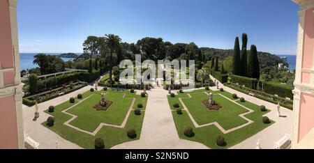 Panorama élevée des jardins de la Villa Ephrussi de Rothschild au Cap Ferat France avec fontaines et parterres de plantes subtropicales. Banque D'Images