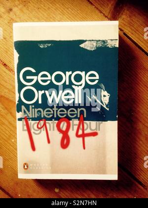 Une copie du roman 1984 de George Orwell 4 sur fond de bois Banque D'Images