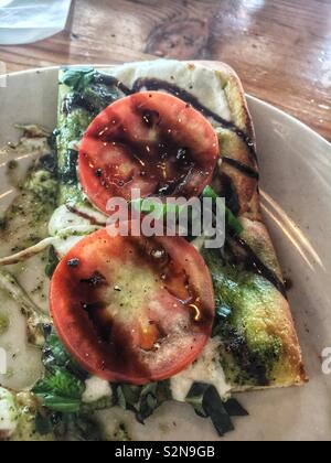 Fresh caprese galette servi sur une plaque blanche. Banque D'Images