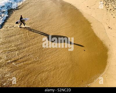 Un internaute s'approche de la plage. Manhattan Beach, Californie, États-Unis. Banque D'Images