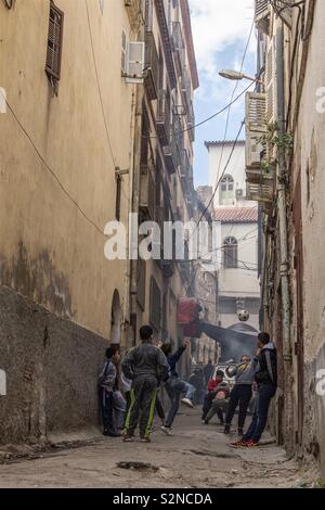 Foot 2 Rue dans Casbah, Algérie Banque D'Images