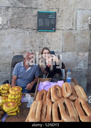 Un avec le vendeur selfies Bagel à la porte de Jaffa, dans la vieille ville de Jérusalem. Banque D'Images