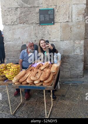 Un avec le vendeur selfies Bagel à la porte de Jaffa, dans la vieille ville de Jérusalem. Banque D'Images