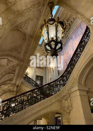 Le grand escalier au Vanderbilt chalet d'été les Breakers à Newport, Rhode Island, USA Banque D'Images