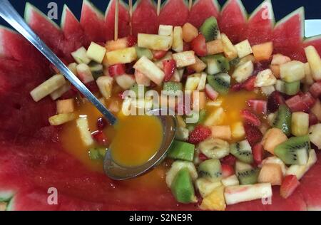 Salade de fruits frais rempli une demi pastèque Banque D'Images