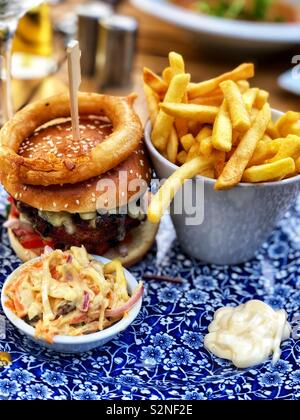 Cheeseburger et frites Banque D'Images