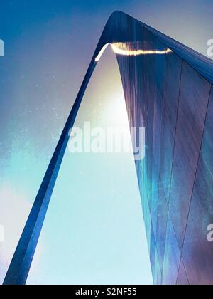Jusqu'à lors de la Gateway Arch à Saint Louis, Missouri avec le soleil avec un pic de derrière la structure. Banque D'Images