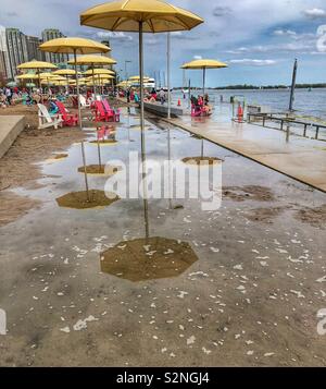 Le secteur riverain de Toronto - L'inondation sur la plage en raison de niveaux élevés de l'eau. Banque D'Images