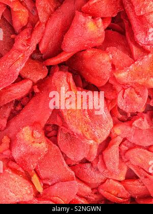 Image complète de tranches de mangues séchées couvertes au chili en poudre comme un snack mexicain populaire. Banque D'Images