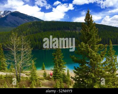 Le lac Two Jack et deux chaises rouges. Le parc national Banff, Alberta, Canada. Banque D'Images