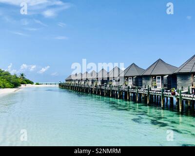 Sangu Water Villas situé au-dessus de l'eau crystalline de la Kuredu Island Resort aux Maldives. Banque D'Images