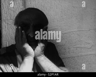 Vieil homme head in hands Banque D'Images