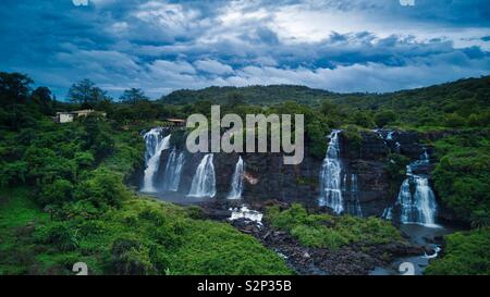 Chute d'eau, cascades, la République centrafricaine, la voiture, l'Afrique, désert, safari Banque D'Images