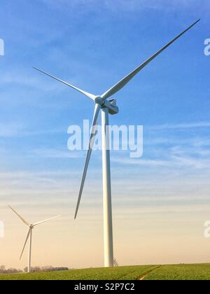 Un grand moulin à vent énergie éolienne éolienne génère de l'électricité propre dans un pouvoir ou pour la production d'énergie libre avec ciel bleu Banque D'Images