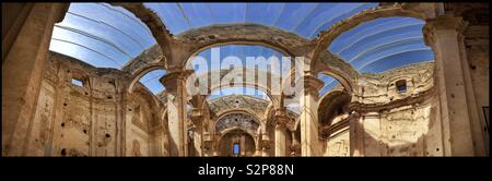 L'église de Sant Pere dans les ruines du Poble Vell, détruit en 1938 au milieu de violents combats pendant la guerre civile espagnole, Corbera d'Ebre, en Catalogne, Espagne. Banque D'Images