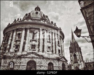 La Radcliffe Camera Building à Oxford, Angleterre. Pas un vrai appareil photo - mais une bibliothèque utilisée par les étudiants de l'Université d'Oxford. La grande église est inspiré de l'Université de l'église de Sainte Marie la Vierge. © Banque D'Images