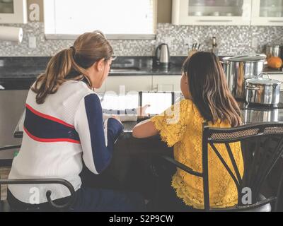 La mère et la fille font leurs devoirs ensemble Banque D'Images