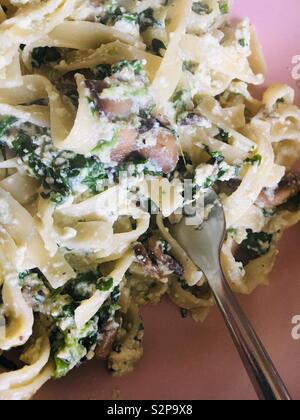 Tagliatelles épinards et ricotta repas servi dans un bol rose Banque D'Images