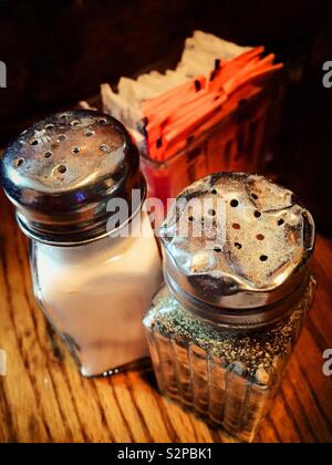 Close up of a battu et meurtri salières et poivrières dans un pub irlandais de la ville de New York, USA Banque D'Images