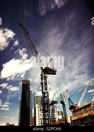 Grues en une construction en hauteur près de Hudson yards site, NYC, USA Banque D'Images