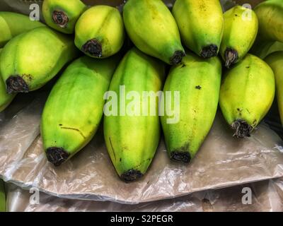 Régime de bananes mures à entassés dans une boîte. Banque D'Images