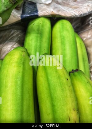 Régime de bananes mures à entassés dans une boîte. Banque D'Images