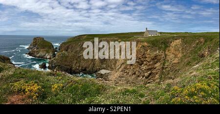 Panorama Pointe du Van avec chapelle Saint Ils, Cap Sizun, Bretagne, France. Banque D'Images