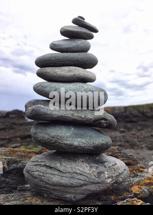 Pile de rochers sur une plage côtière. Pile de roches Banque D'Images
