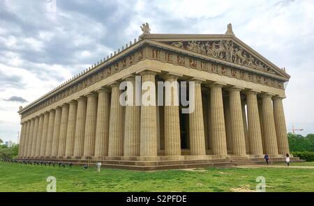 Au Parc Centennial Parthenon Nashville, Tennessee, une réplique grandeur nature du Parthénon à Athènes d'origine. Banque D'Images
