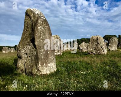 Menhirs au Menec site, alignement, Carnac, Bretagne, France. Banque D'Images