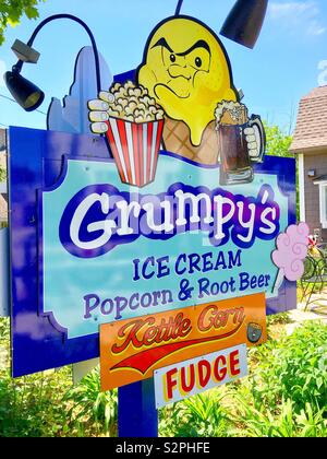 Grumpy's Ice Cream Popcorn & Root Beer sign with angry yellow ice cream cone holding, l'alimentation électrique de la publicité aussi le maïs, fudge et Cotton Candy à Egg Harbor, comté de porte, WI Banque D'Images