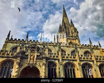 Une vue de l'église paroissiale de Sainte Marie la Vierge, en face du bâtiment de l'appareil photo Radcliffe à Oxford, Angleterre. Cette église CofE fait partie intégrante de l'Université d'Oxford. PhotoCredit © COLIN HOSKINS. Banque D'Images