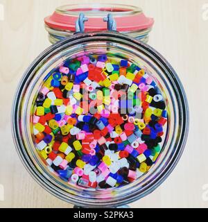Perles Hama dans un jar Kilner Banque D'Images