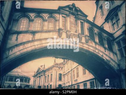 Le célèbre "Pont des Soupirs" à Oxford, Angleterre. Cette promenade est utilisé par les étudiants d'Hertford College comme il leur liens 2 quadrangles. Un effet rétro de l'atmosphère libre. Photo © COLIN HOSKINS. Banque D'Images