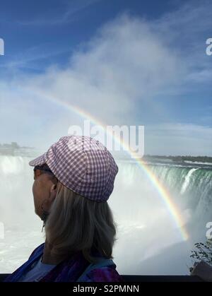 Une femme à la recherche à la Horseshoe Falls, Niagara Falls, Canada. Banque D'Images