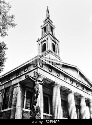 Détail de l'architecture grecque de l'homme de l'église Saint John's à Waterloo, Londres, Angleterre. Banque D'Images