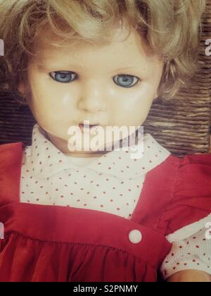 Ancienne poupée de l'enfant, aux couleurs rétro. Banque D'Images