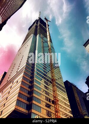 Un gratte-ciel Vanderbilt est en construction sur la 42e st comme vu de Pershing Square Plaza, New York, USA Banque D'Images