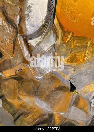 Résumé de cubes de glace dans un seau sous couleur de boissons Banque D'Images