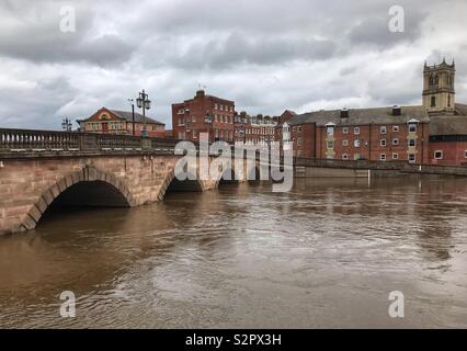 Niveaux d'eau élevés et inondations, par le pont de Worcester, sur la rivière Severn à Worcester, en Angleterre. Banque D'Images