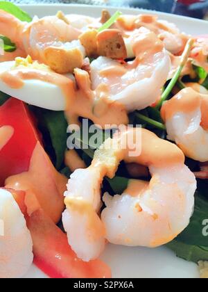 Gros plan d'une salade de tomates crevettes Louie avec croûtons et les rondelles d'oeufs durs Banque D'Images