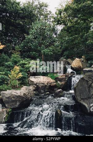 Cascade dans le jardin japonais de Holland Park, Kensington, Londres Banque D'Images